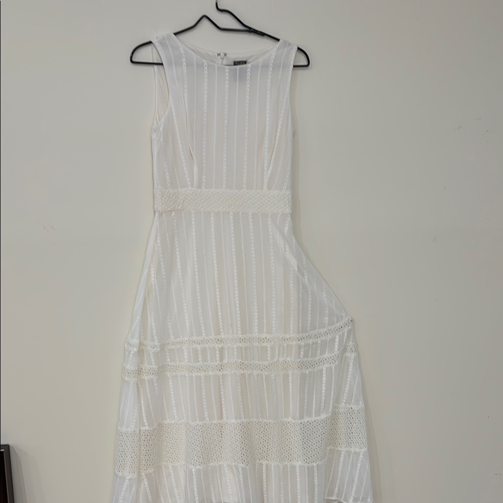 Elegant White Sleeveless Dress